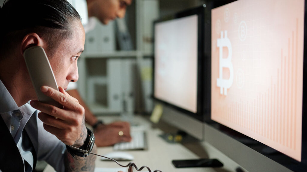 analista pesquisando etfs de criptoativos